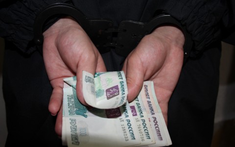 Экс-директор госучреждения незаконно выписал себе премии на 350 000 рублей