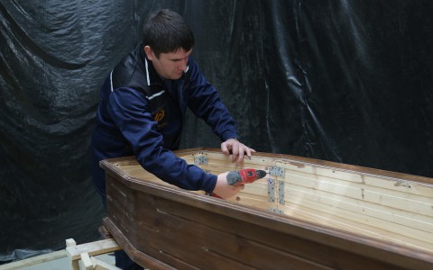 Гробовщик из Кирова рассказал о жизни после смерти, работе менеджеров и крематории