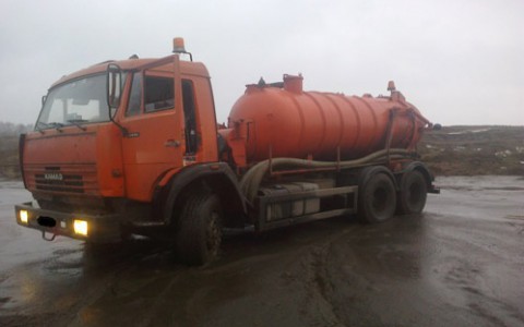 В Кировской области мужчина умер после ремонта КамАЗа