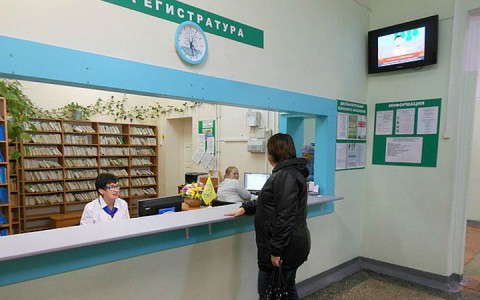 К весне во всех поликлиниках Кирова обновят регистратуры