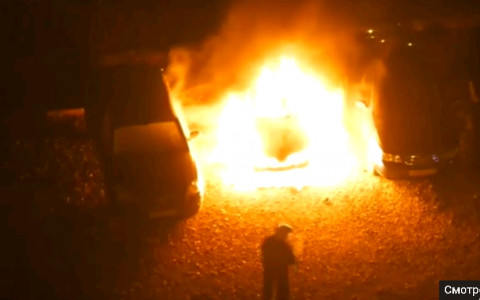 Кировчане сняли на камеру, как на стоянке в юго-западном районе горит иномарка