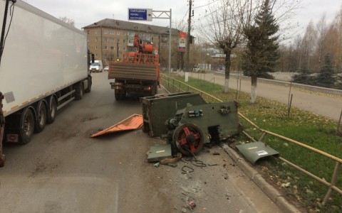 В Кирове с КамАЗа на ограждение упал станок