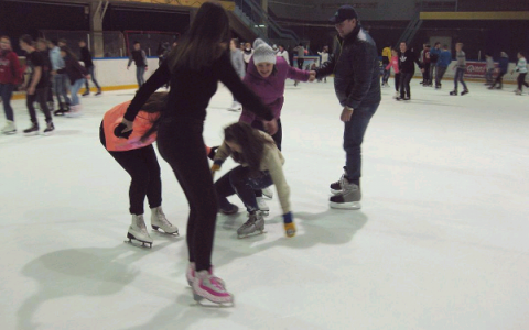 Четверг в Кирове: катание на коньках, размышления о жизни и много сладостей