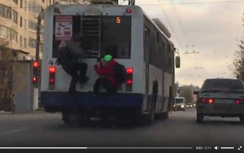 На улице Ленина школьники проехали на троллейбусе, зацепившись за лестницу