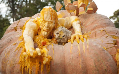 Самая большая и крутая тыква на Хэллоуин: зомби-апокалипсис!