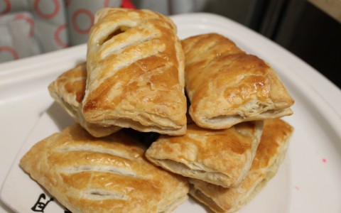 Слойки с персиками: быстрое угощение для неожиданных гостей