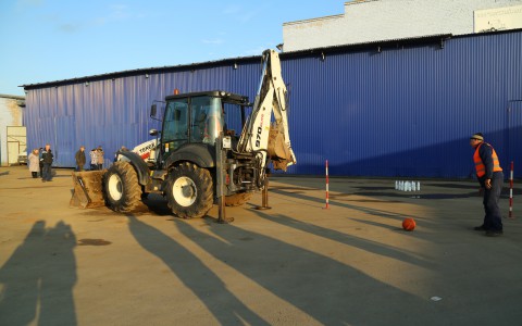 Рабочие в Кирове сыграли в боулинг на экскаваторах и рисовали ковшами смайлики