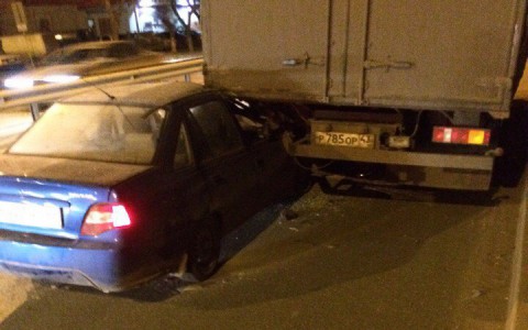 На Производственной иномарка влетела под грузовик