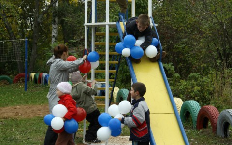 В Кирове на детской площадке ребенку оторвало палец