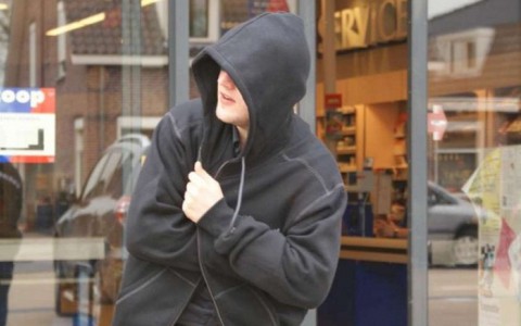 В Кирове подростки разбили витрину в торговом центре и украли планшет