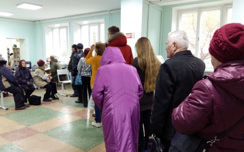 Перед регистратурой нового образца в Кирове выстроилась огромная очередь