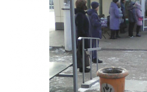 На остановке у Филармонии установили бетонную урну на пандусе