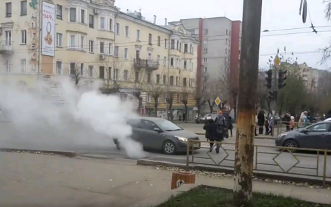 Из-за пара на Карла Маркса иномарка едва не сбила людей