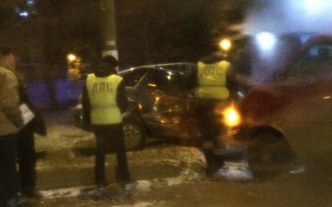 На Ломоносова от столкновения с иномаркой ВАЗ откинуло на обочину