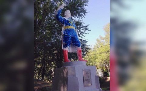 Памятник Кирову раскрасили в костюм Супермена