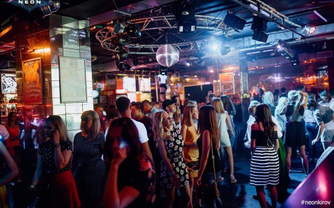 Танцуем под гига-сет Dj Balyura в РЦ NEON