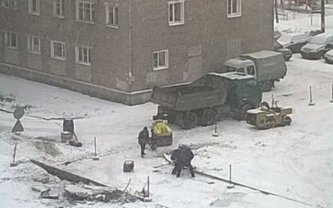 На Филейке дорожники укладывали асфальт в снег