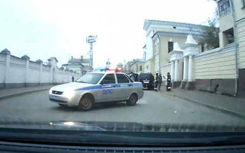 У сотрудника ДПС в Кирове укатилась машина, пока он работал на месте происшествия