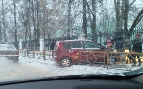 В Кирове иномарка снесла ограждение у школы на Филейке