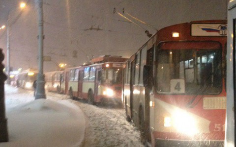 Общественный транспорт в Кирове из-за снегопада задержался на 4 часа