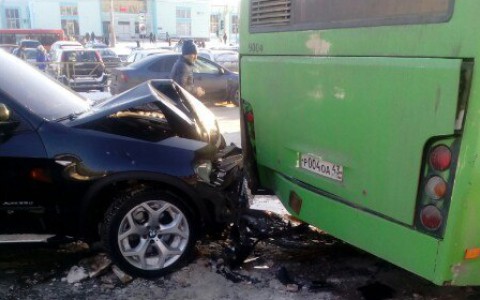 На остановке у вокзала  BMW X5 влетел в автобус