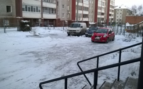 В Кирове затопленная парковка превратилась в каток