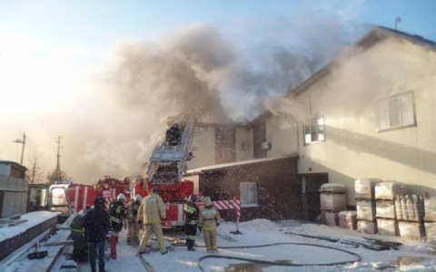 В Нововятске спасатели не могут потушить склад с автозапчастями уже 8 часов