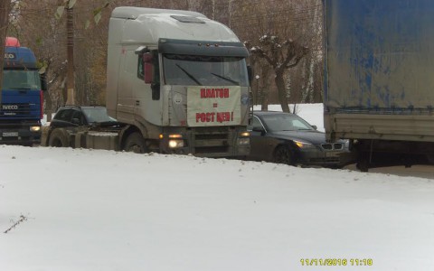 Из-за акции дальнобойщиков на Производственной образовалась большая пробка