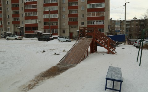 В Кирове девочка осталась без передних зубов после того, как ее столкнули с горки