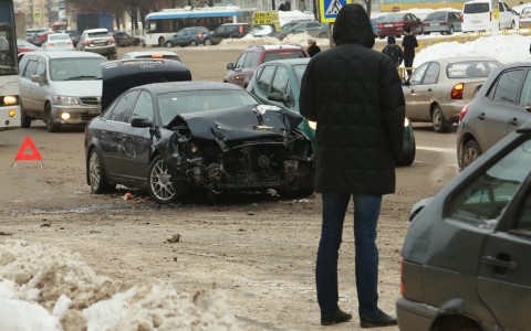На улице Комсомольской Audi протаранила автобус