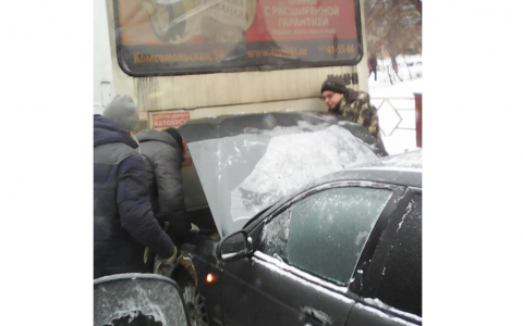 В Кирове из-за гололеда легковушка влетела в пассажирский автобус