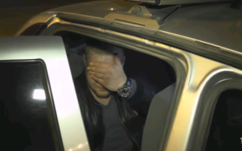 Пьяный водитель устроил дрифт на площади после неудачного запуска небесного фонарика