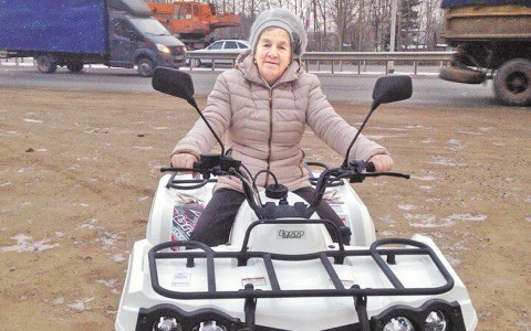 61-летняя учительница из Кировской области будет ездить в школу на квадроцикле