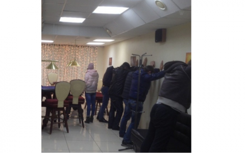 В Кирове будут судить участников ОПГ, которые в масках ОМОНа грабили игорные залы