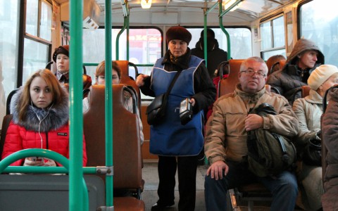 В автобусе 87 маршрута неизвестный украл у кондуктора сумку с деньгами