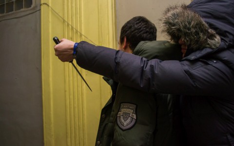 Полиция начала поиск мужчины, который бегал с ножом за детьми в Нововятске