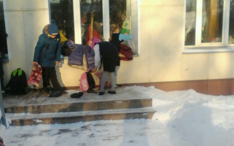 В Зуевке школьники вынуждены в мороз переодеваться на улице