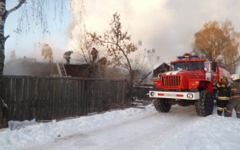 В Кирове из объятого огнем дома родители вынесли 8-месячного малыша