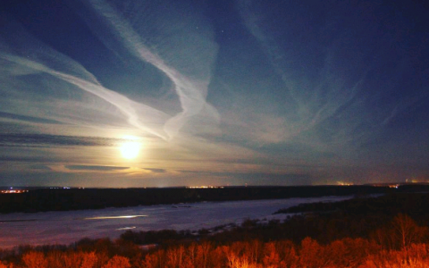 Вторник в Кирове: огромная луна и лучший друг