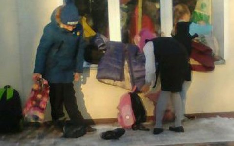 Родителей школьников в Зуевке заставили удалить фото, где дети переодеваются на морозе