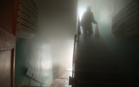 На Комсомольской из-за коммунальной аварии пар поднимается до 5 этажа