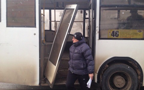 В Кирове толпа пассажиров в давке сломала дверь