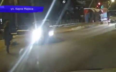Очевидец снял на видео, как на Карла Маркса авто сбило женщину