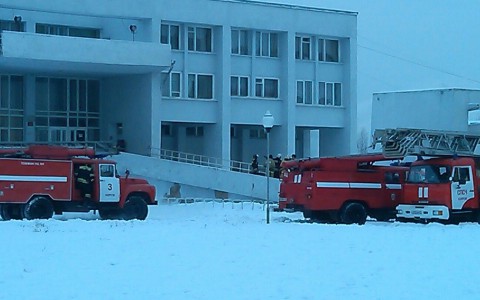 К Дворцу пионеров в Кирове съехались пожарные машины