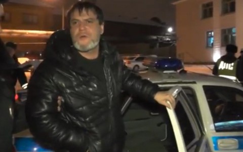 Пьяный водитель "Ауди" прокатил на капоте полицейского