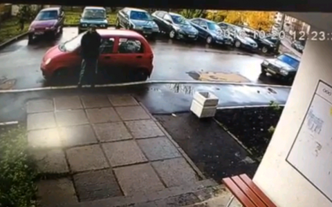 Видео: пожилой мужчина уродует припаркованные авто во дворе на Юго-Западе