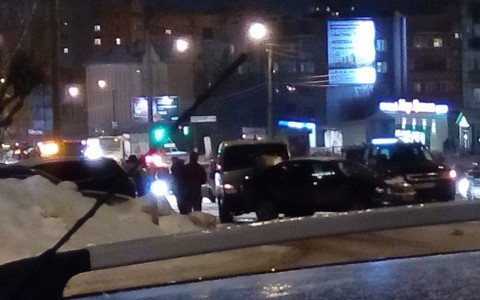 Иномарка без водителя скатилась с горы и врезалась в две машины на Ленина