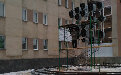 В Кирове установили первый в мире памятник железнодорожному  светофору
