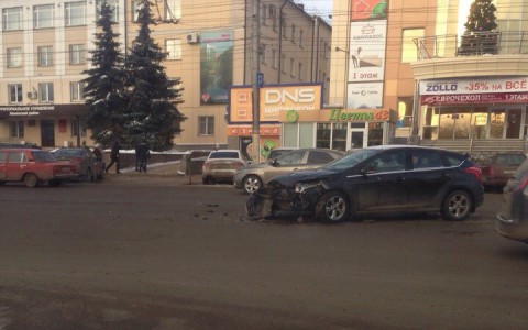 ДТП у ЦУМа: от столковения с Ford у Mercedes вырвало дверь