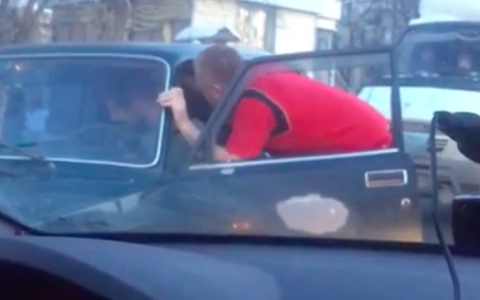 На Лепсе водитель автобуса избил неадекватного водителя, устроившего пробку